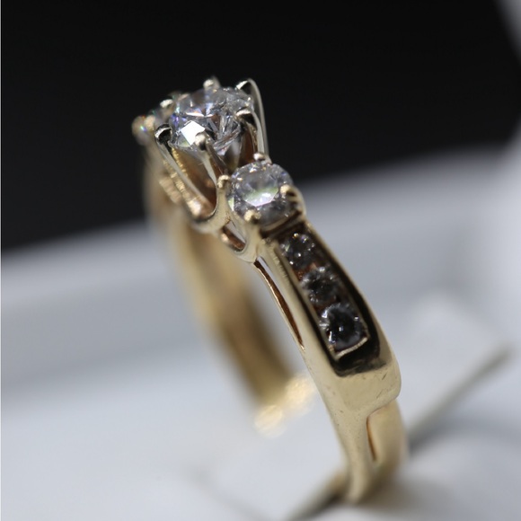 Elegant Gold and Diamond Ring - Picture 6 of 9